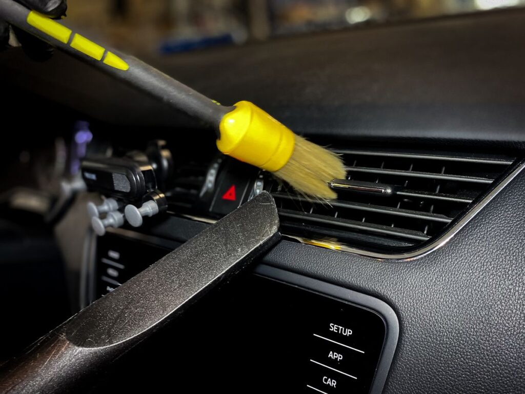 Waschen Sie den Autoteppich.Detailing on Interior of Modern Car.Clean mit  einer Bürste und Reinigungslösung auf dem Autoteppich. 3582928 Stock-Photo  bei Vecteezy